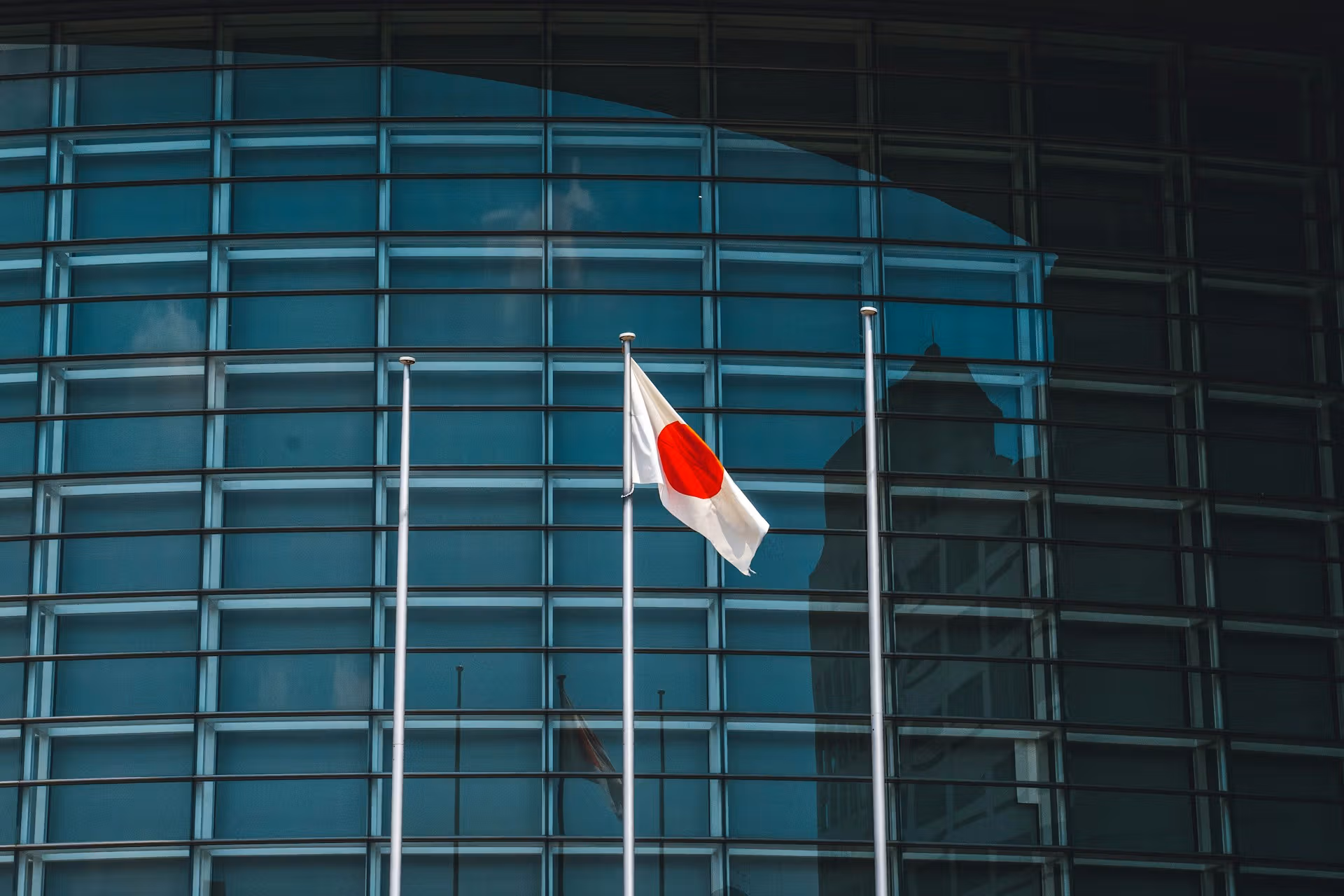 Japan flag in front of a building (Roméo A./Unsplash)