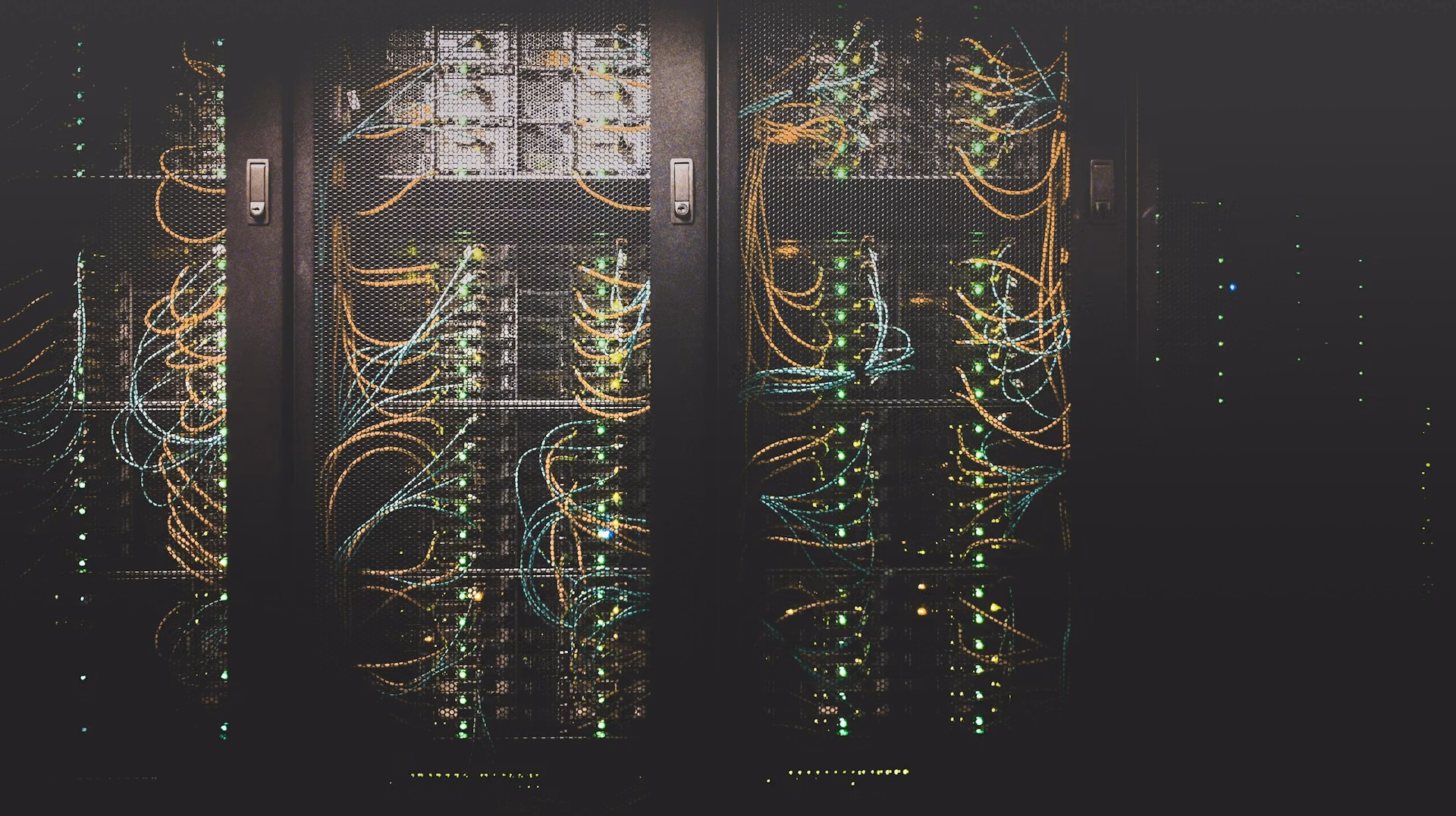 Data center (Taylor Vick/Unsplash)