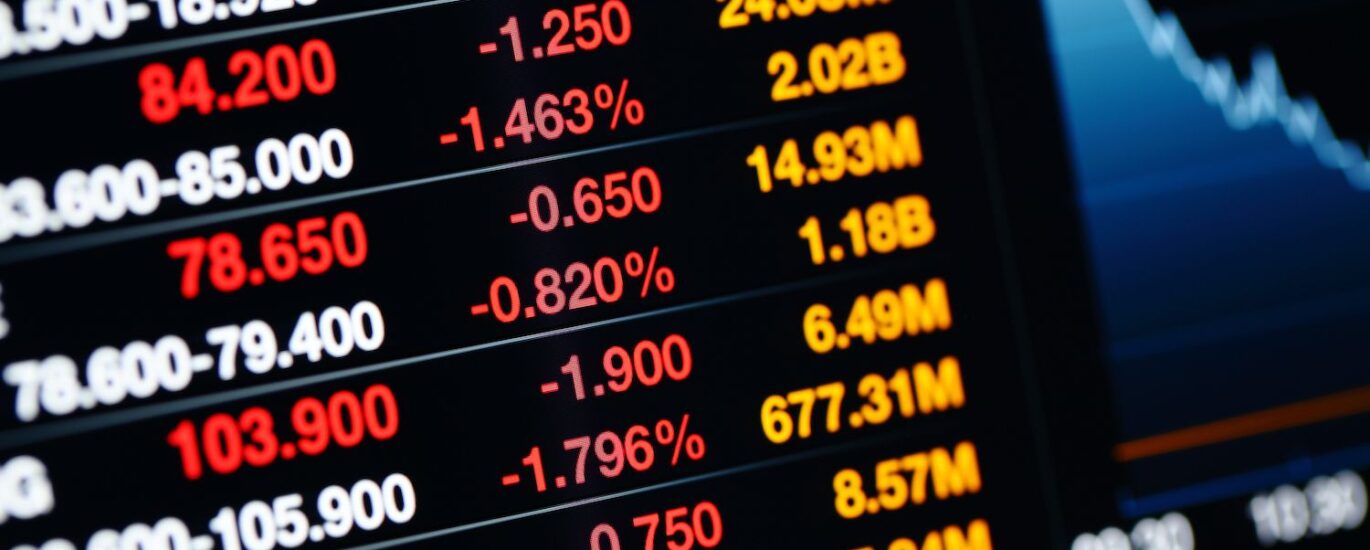 Bitcoin plunges to near $62,000 as the AI trade unwinds, HYPE falls 14%