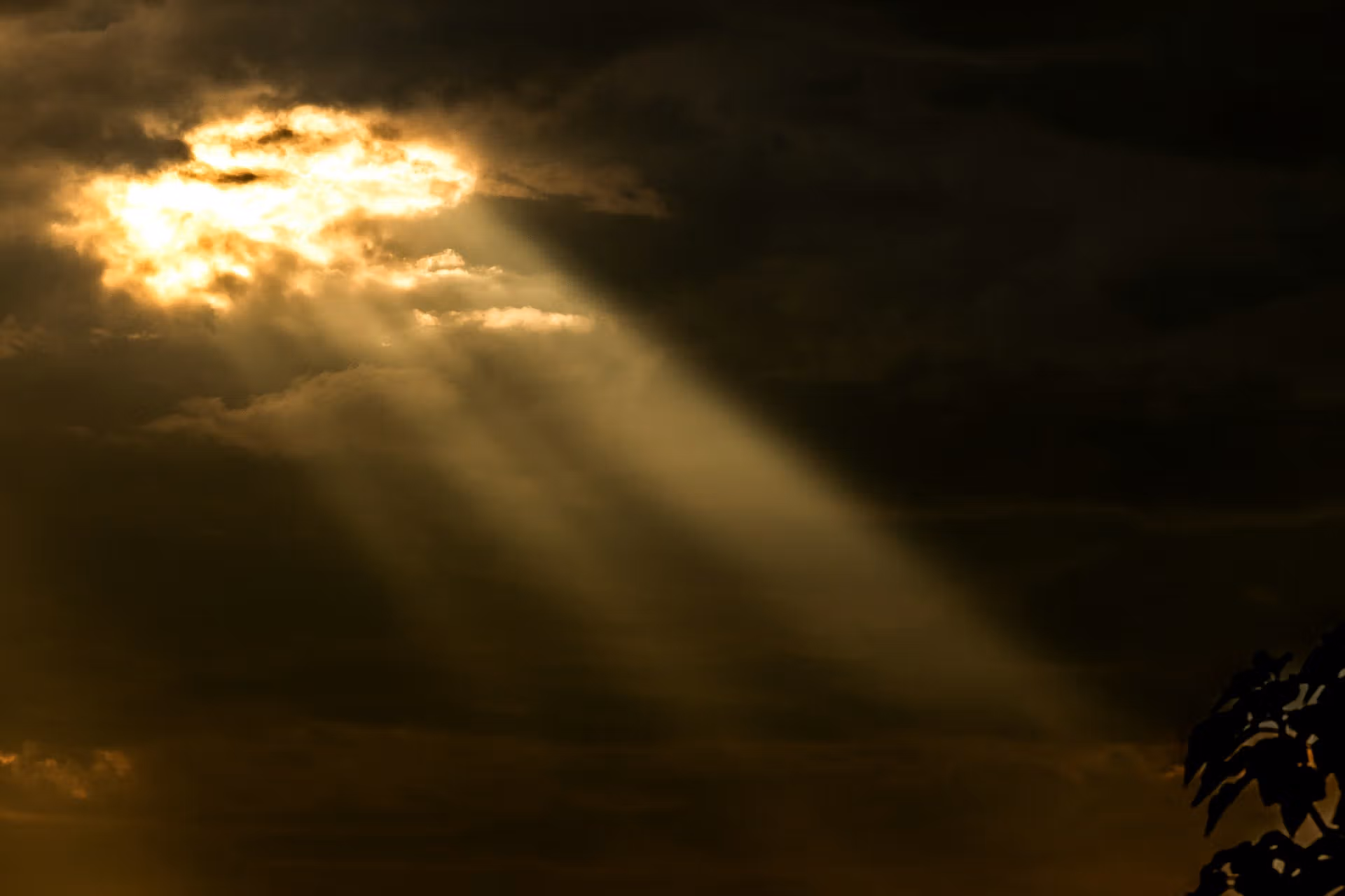 storm, clouds, silver lining (Liu JiaWei/Unsplash)